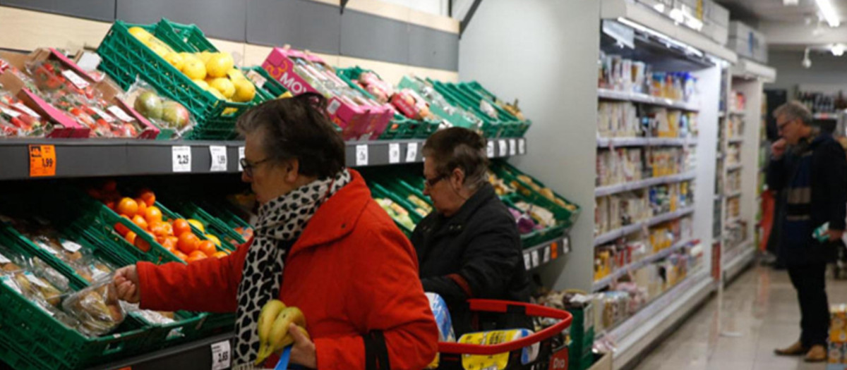 Varias personas hacen la compra en un supermercado este martes en Madrid.