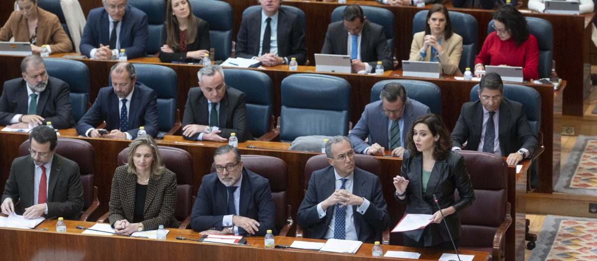 La presidenta de la Comunidad de Madrid, Isabel Díaz Ayuso, interviene durante un pleno en la Asamblea de Madrid, a 2 de marzo de 2023, en Madrid (España).  El Grupo Parlamentario de Vox ha llevado al pleno la derogación de la Ley de Identidad y Expresión de Género e Igualdad Social y no Discriminación de la Comunidad de Madrid, con el apoyo del PP en el aire. Esta norma se aprobó en 2016 con el sí de toda la oposición (PSOE, Cs y Podemos) y salió adelante. Ell texto introduce aspectos como la creación de un DNI 'transitorio' mientras se realiza el proceso de cambio de sexo, garantiza el acceso a los bancos de óvulos y semen y a las técnicas de reproducción asistida, así como la congelación de tejido gonadal y células reproductivas para su futura recuperación por personas transexuales.
02 MARZO 2023;SESIÓN PLENARIA;
Alberto Ortega / Europa Press
02/3/2023