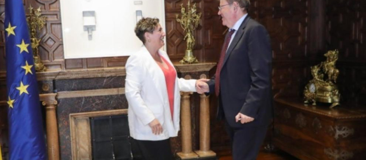 El presidente de la Generalitat Valenciana, Ximo Puig, conversa con la consejera de Educación, Raquel Tamarit.