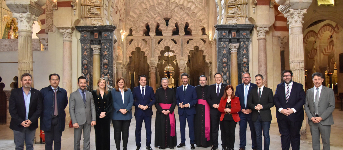 Foto de grupo previa a la celebración de la asamblea anual.