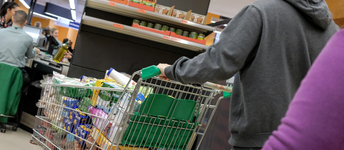 Un cliente realiza la compra en un supermercado