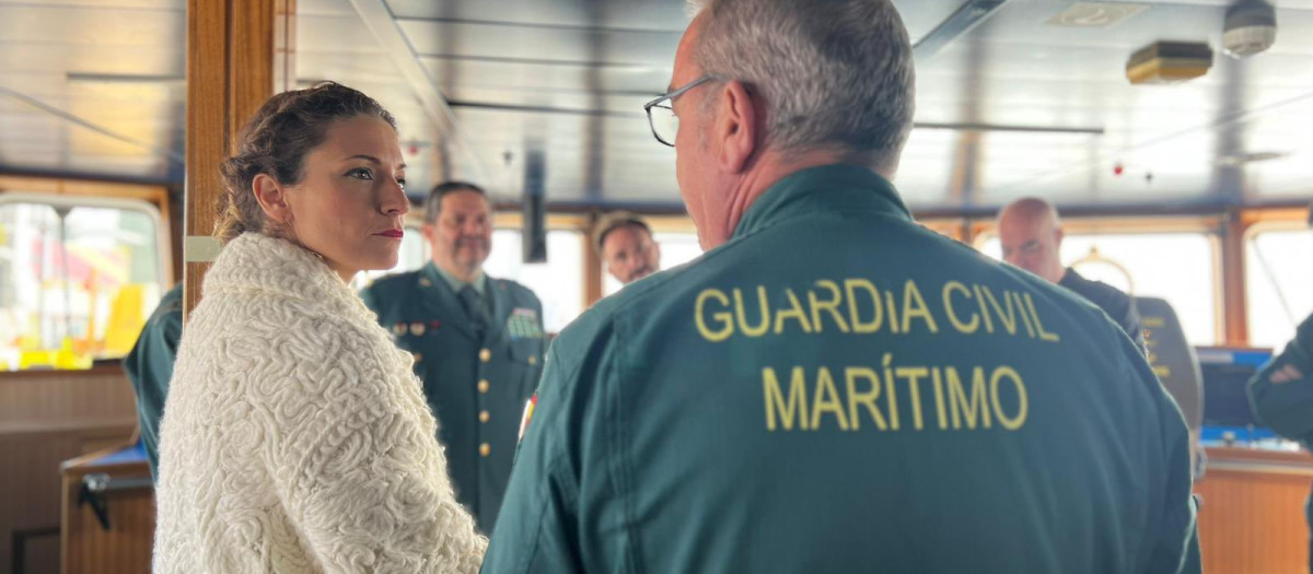 La delegada del Gobierno en Cantabria, Ainhoa Quiñones, junto a un guardia civil