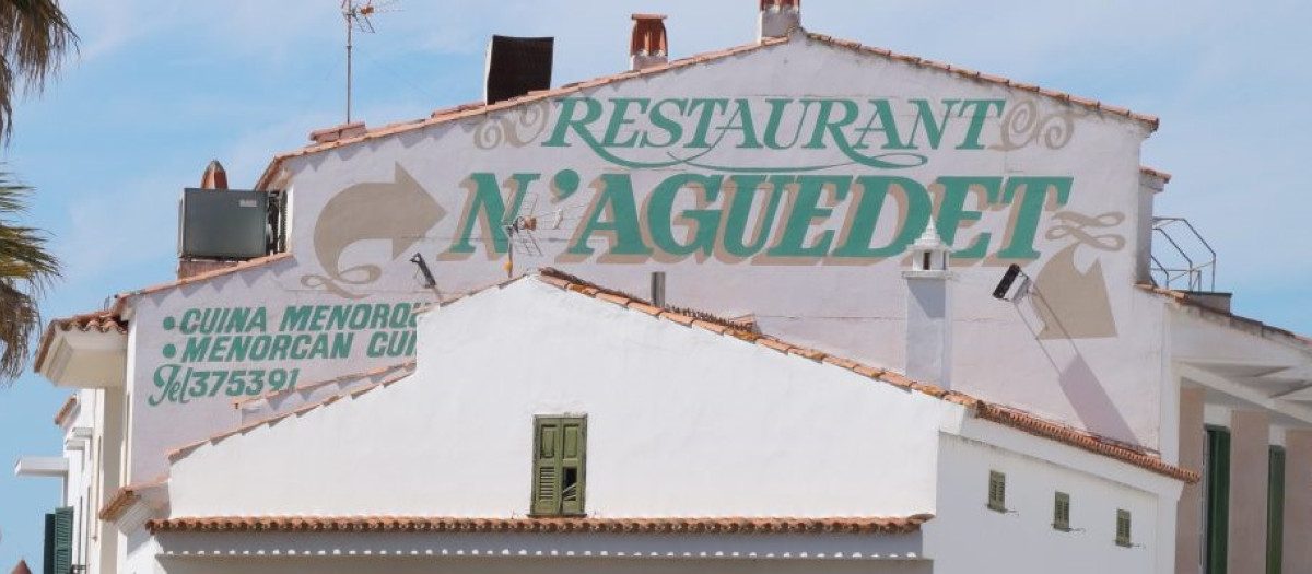 Fachada del restaurante Can Aguedet, reconvertido en escuela de Cáritas