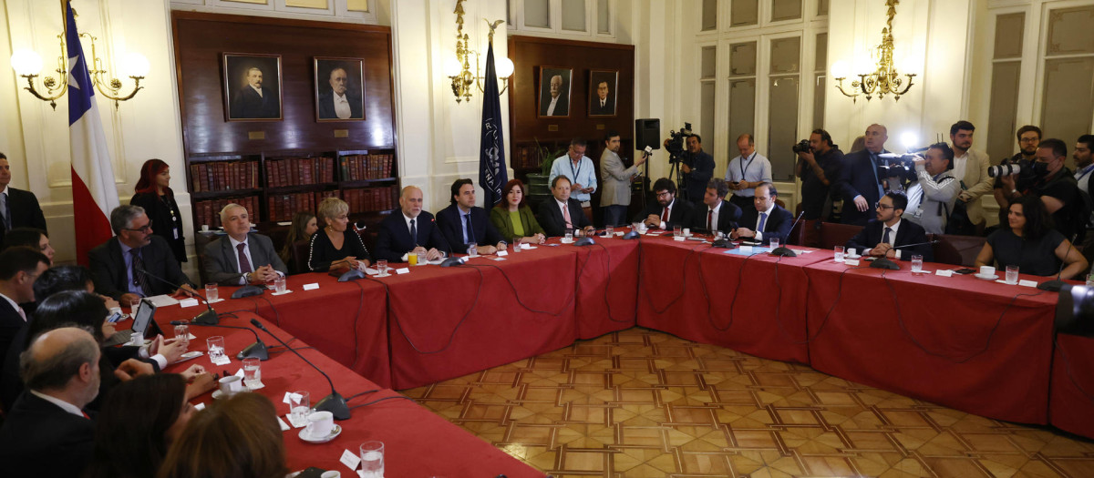 AME026. SANTIAGO (CHILE), 06/03/2023.- El presidente del Senado, Álvaro Elizalde (c-i), el presidente de la Cámara de Diputados, Vlado Mirosevic (c-d), la vicepresidenta del Senado, Luz Ebensperger (3-i), y la vicepresidenta de la Cámara de Diputados, Catalina Pérez (2-d), se reúnen hoy con los 24 expertos designados para elaborar un borrador de nueva Constitución, en Santiago (Chile). EFE/ Elvis González