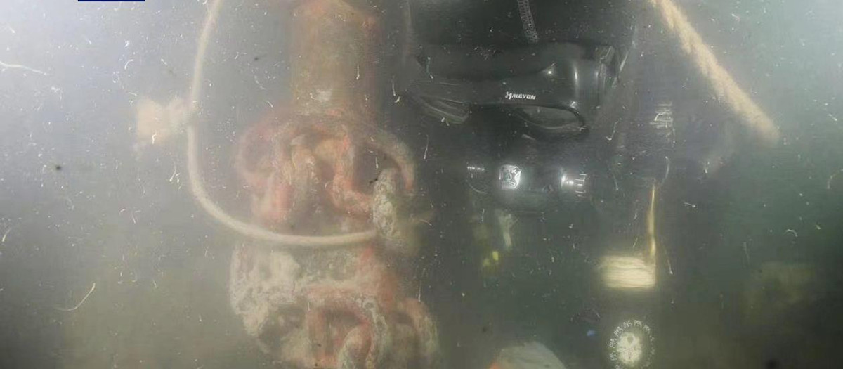 Arqueólogos buscan bajo el agua restos del barco Jing Yuan, hundido en la Primera Guerra Sino-Japonesa.