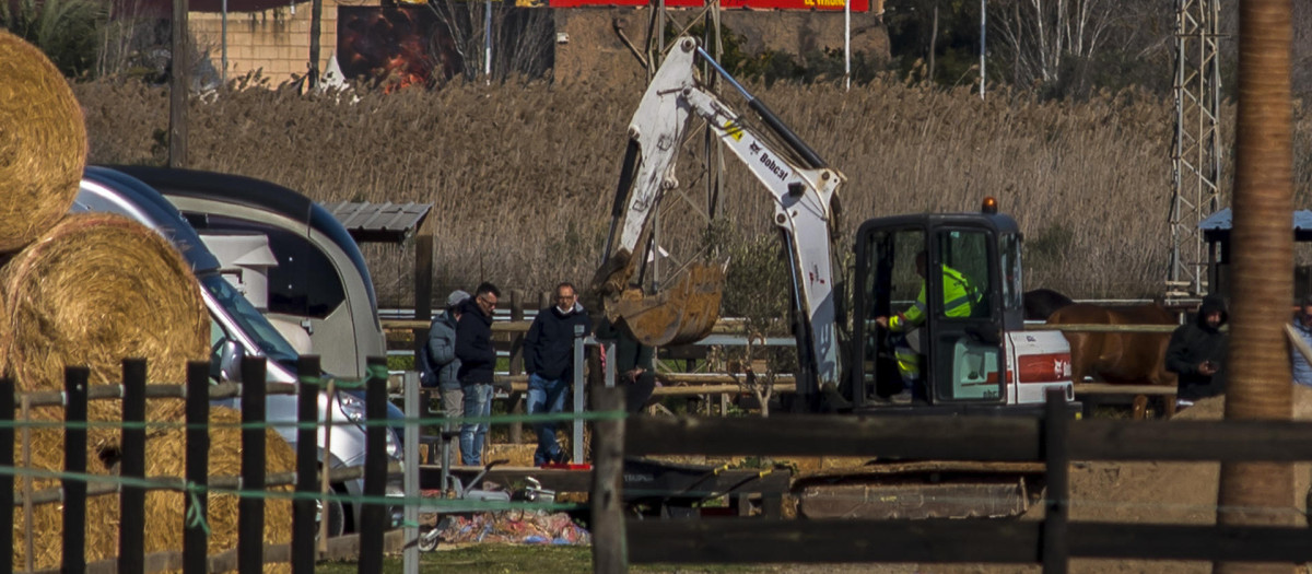 En la búsqueda se utiliza, incluso, una máquina excavadora