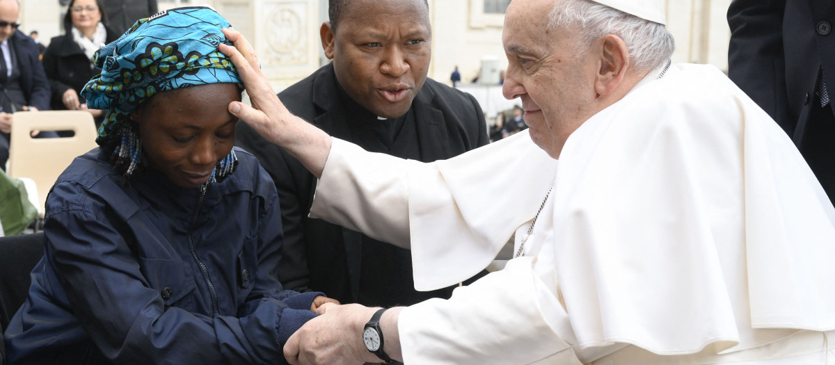 Janada Marcus, a young Nigerian victim of Islamist group Boko Haram, during the weekly general audience on March 8, 2023 at St. Peter's square in The Vatican. (Photo by Handout / VATICAN MEDIA / AFP) / RESTRICTED TO EDITORIAL USE - MANDATORY CREDIT "AFP PHOTO / VATICAN MEDIA" - NO MARKETING NO ADVERTISING CAMPAIGNS - DISTRIBUTED AS A SERVICE TO CLIENTS