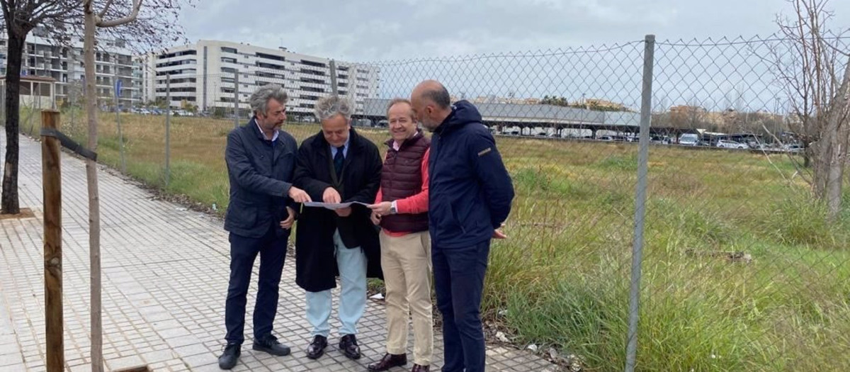 Salvador Fuentes y Miguel Ángel Torrico en el solar donde se plantea la construcción del nuevo parque de Bomberos