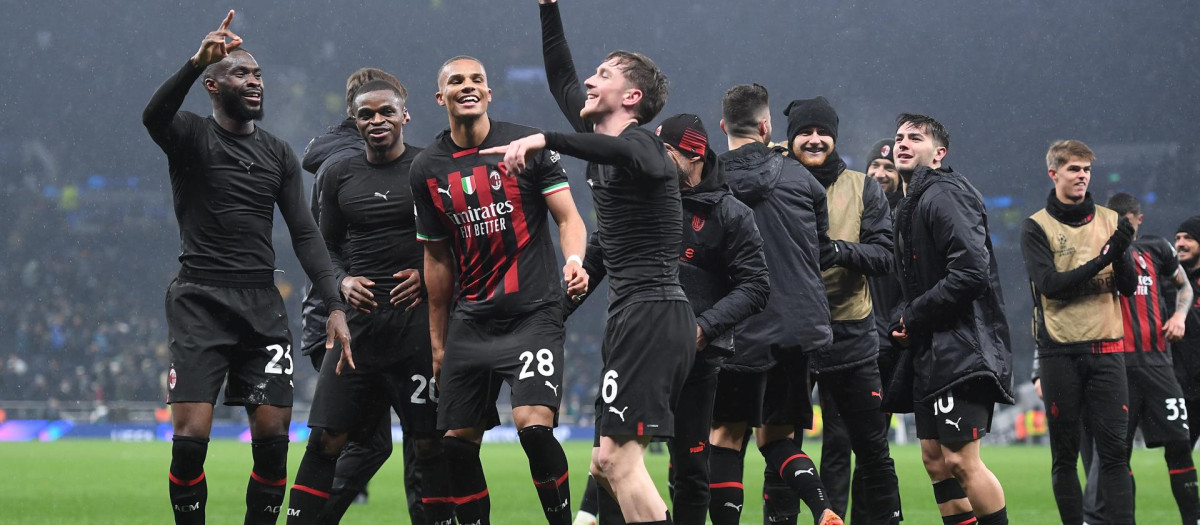 Los jugadores del Milan celebran pase a cuartos de final de la Champions