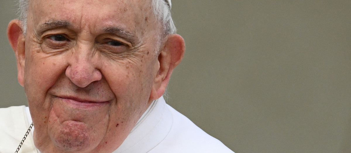 Pope Francis arrives for the weekly general audience on March 8, 2023 at St. Peter's square in The Vatican. (Photo by Vincenzo PINTO / AFP)