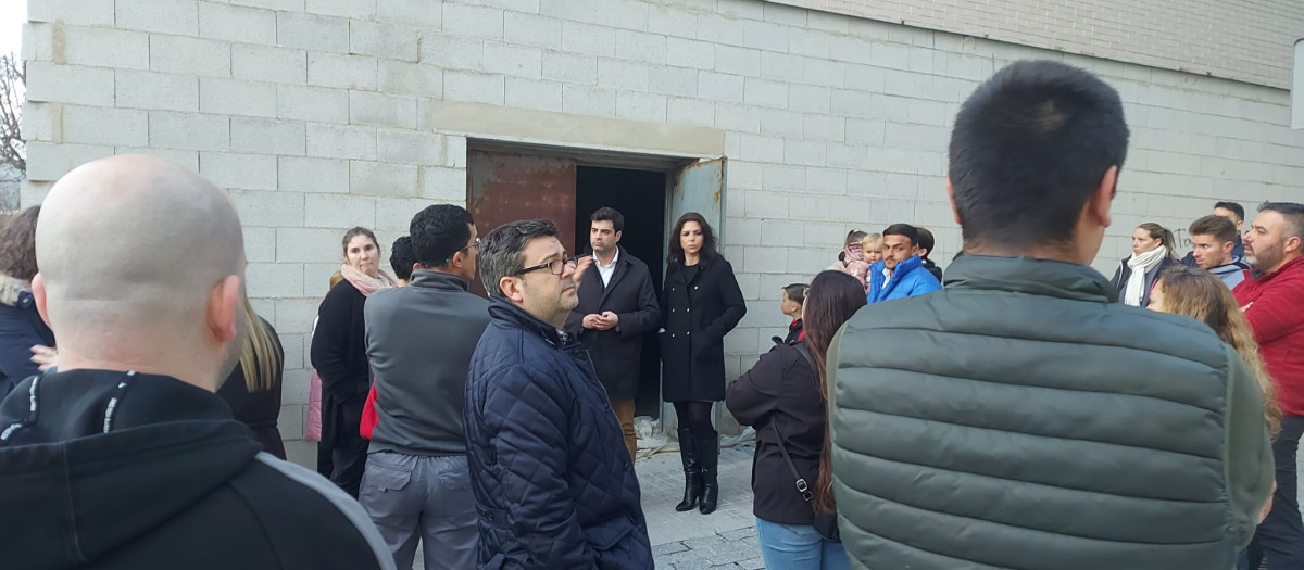 Concentración de los vecinos ante el edificio ocupado en Lucena