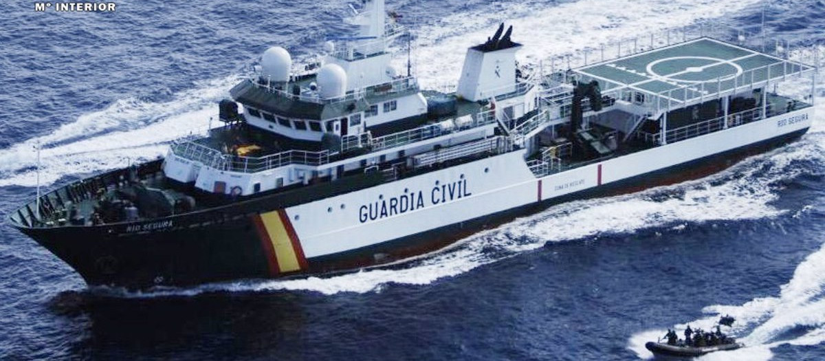 El buque oceánico de la Guardia Civil Río Segura