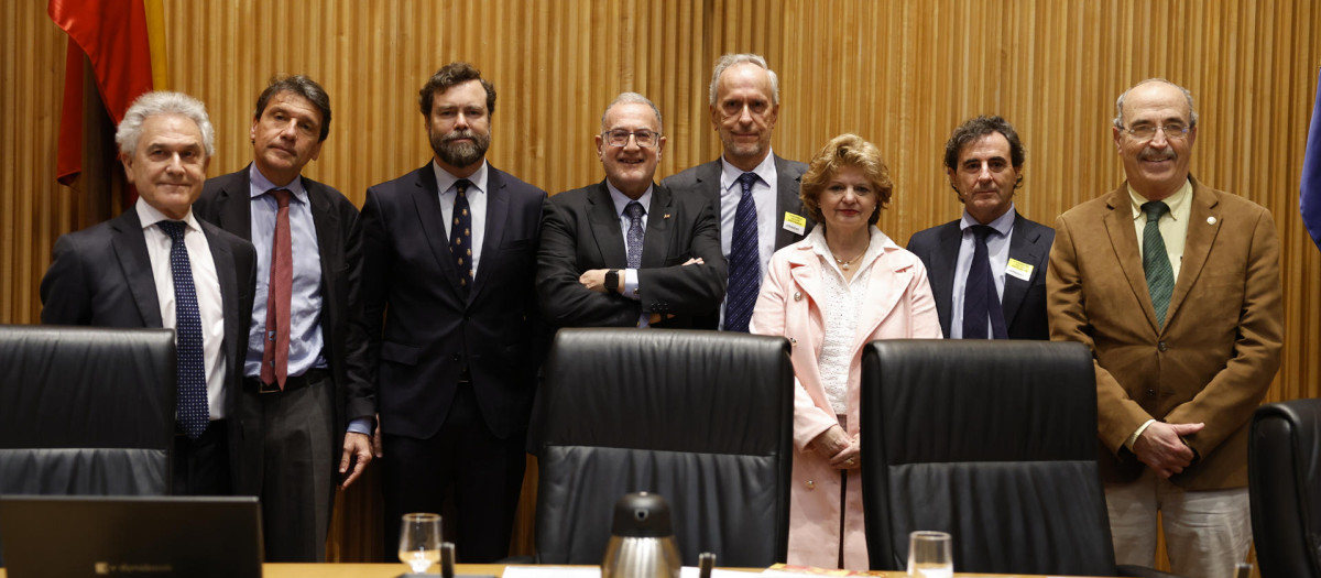 El portavoz de Vox en el Congreso, Iván Espinosa de los Monteros (3i), acompañado por Luis Corno (i), Celso Arango (2i), Juan Luis Steegmann (4i)  Javier San Sebastián (4d), y José Luis Carrasco (2d), entre otros, presenta una jornada sobre salud mental este viernes en el Congreso de los Diputados. EFE/ Chema Moya