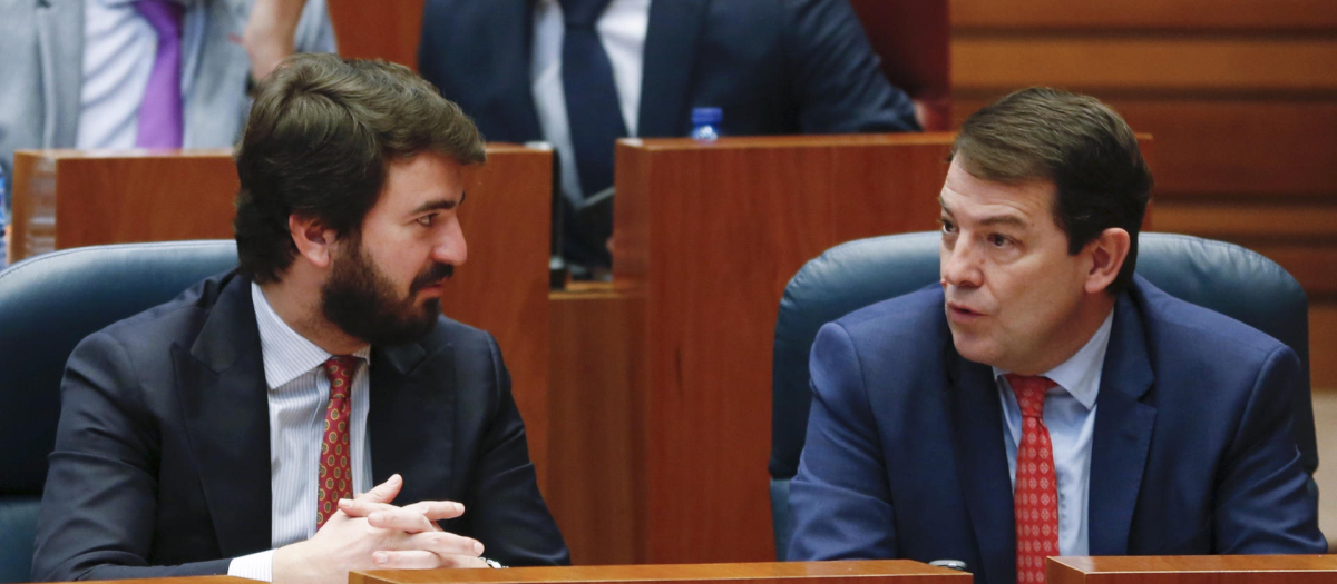 El presidente de la Junta de Castilla y León, Alfonso Fernández Mañueco (d), conversa con el vicepresidente de la Junta, Juan García-Gallardo, durante el pleno en las Cortes de Castilla  y León este miércoles en Valladolid