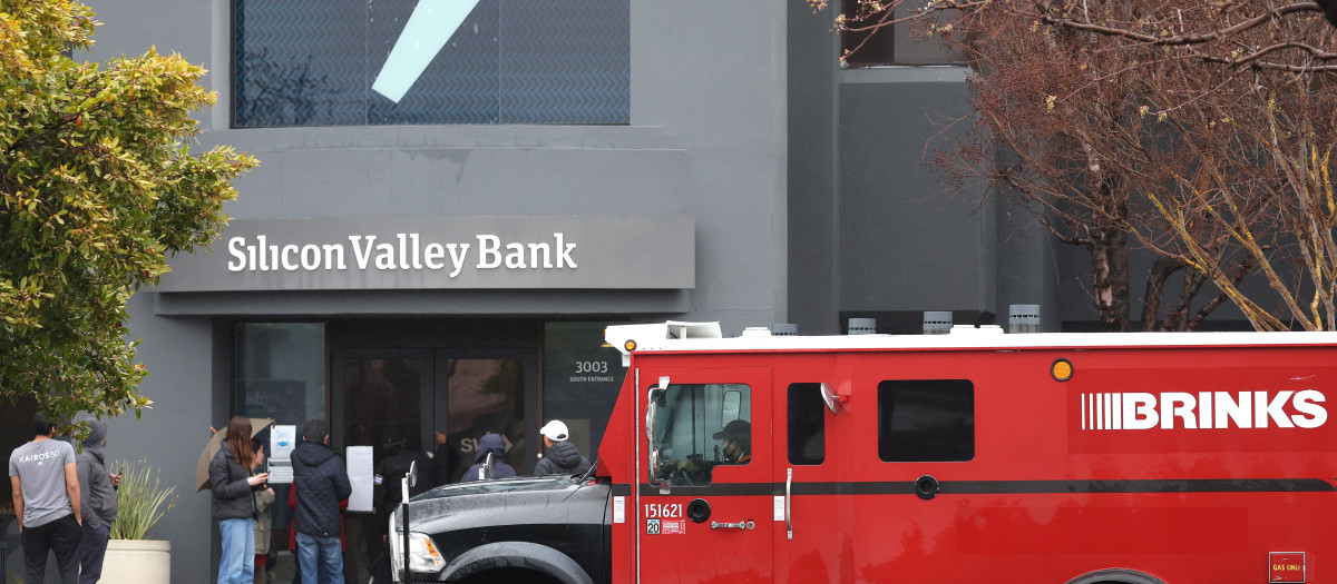 Un camión blindado junto a la entrada del SVB, en Santa Clara (California)