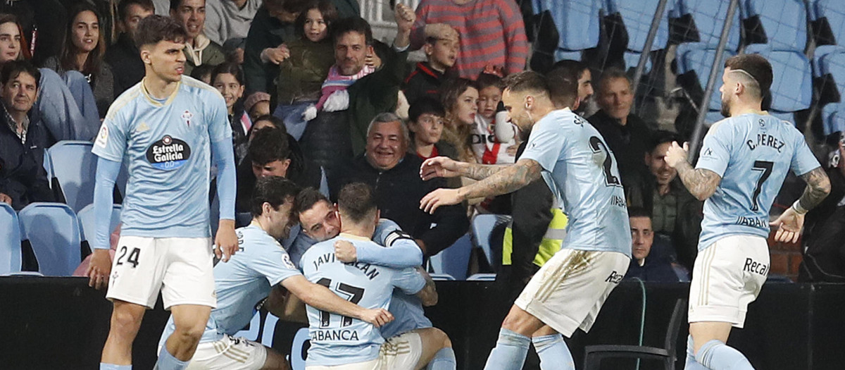 Los jugadores del Celta celebran el primer gol del ante el Rayo Vallecano