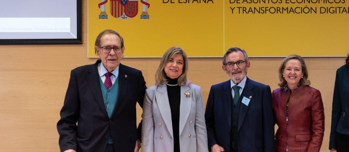 Ramón Tamames y Nadia Calviño en la entrega de la Medalla de la ATCEE el pasado 30 de noviembre