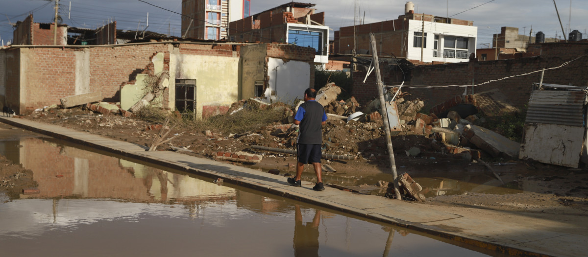 Edificios destruidos tras la temporada de lluvias en Perú