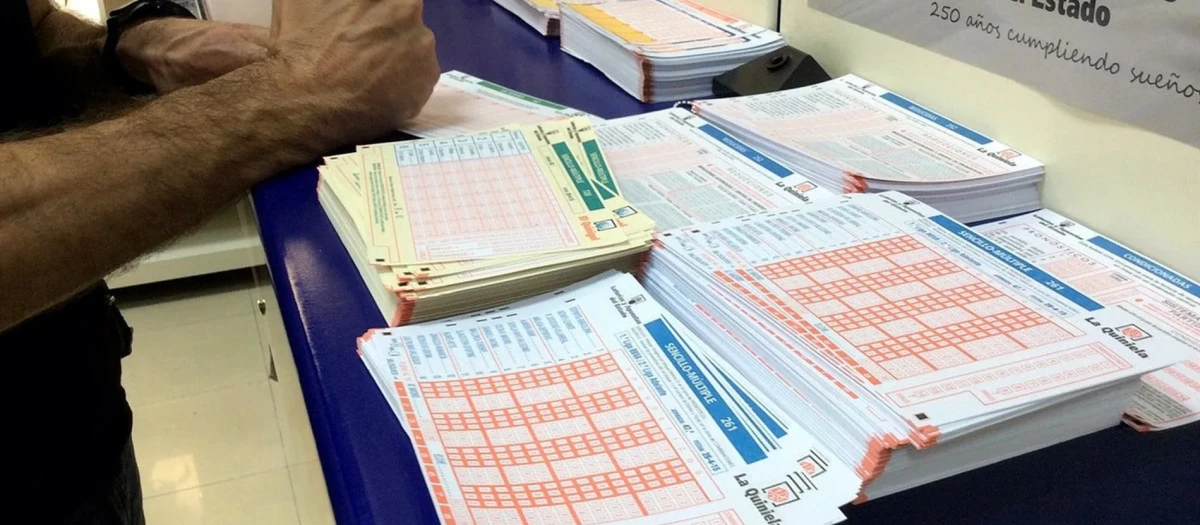 Un hombre en una administración de lotería