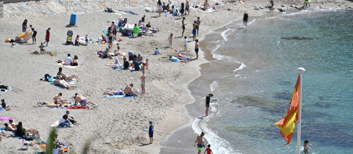 Varias personas toman el sol y se bañan en la playa aprovechando las altas temperatura este 11 de marzo