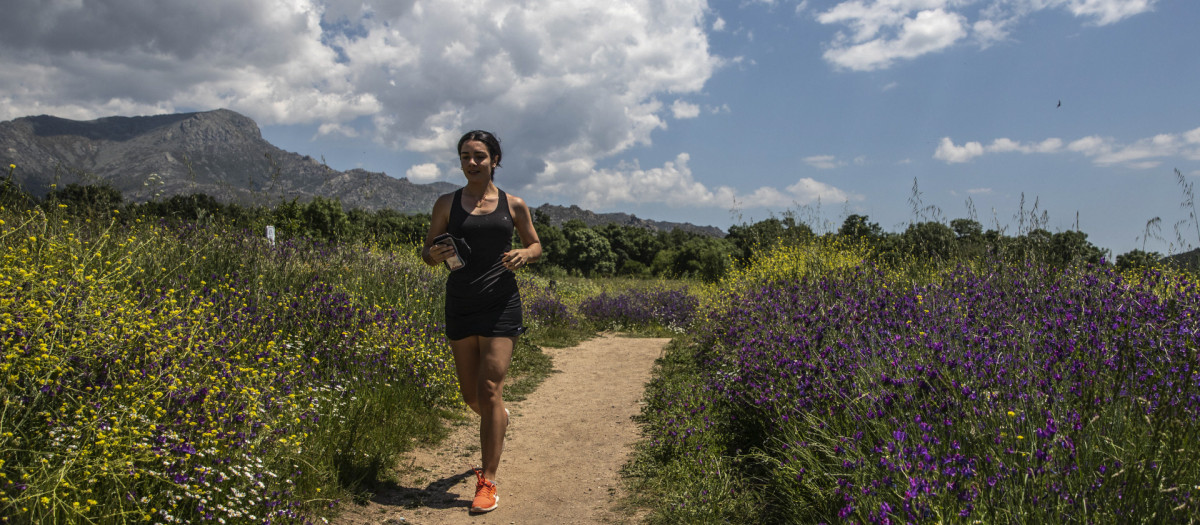 Una mujer corre por el campo