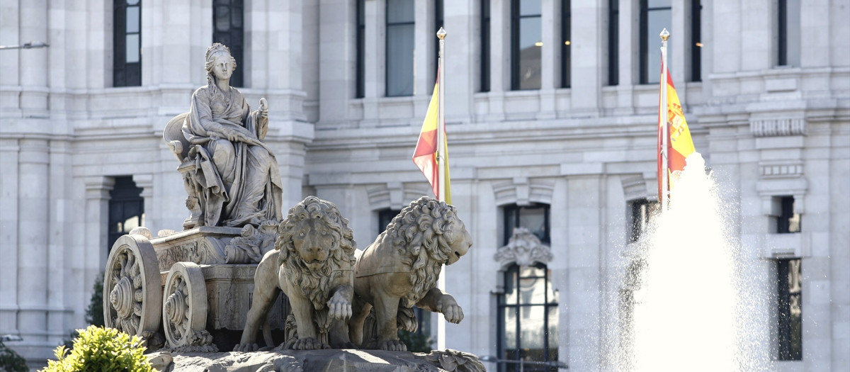 Fuente de Cibeles frente al Palacio de Cibeles, sede del Ayuntamiento de Madrid.