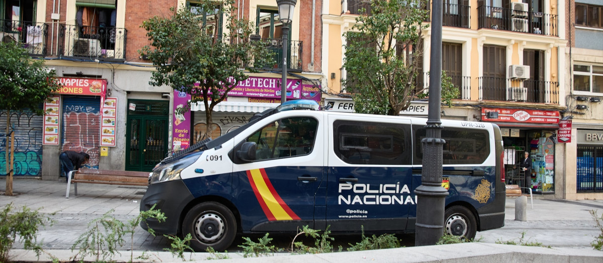 Furgón de la Policía Nacional en la plaza de Lavapiés