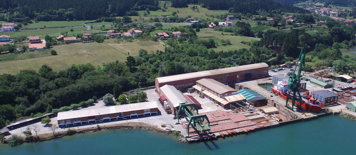 Vista aérea de los astilleros de Murueta, en Urdaibai, donde se proyecta el nuevo Guggenheim