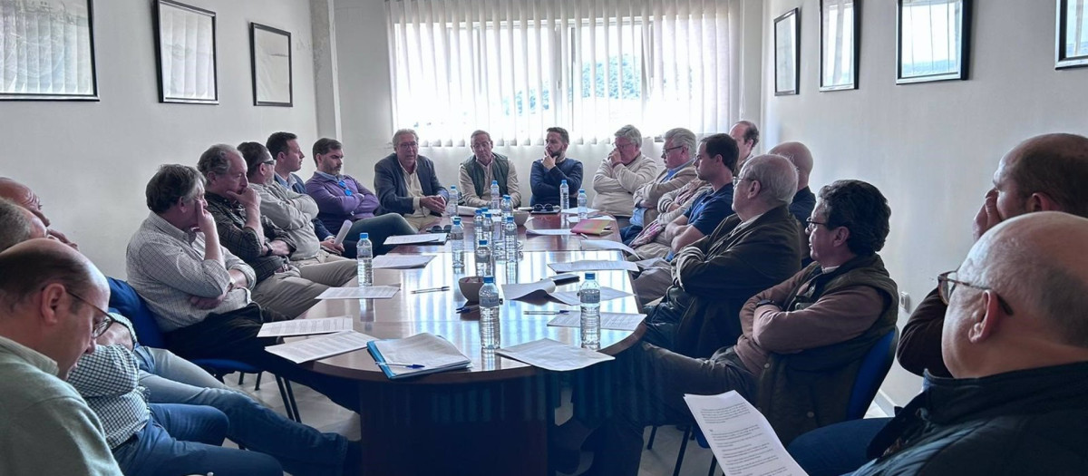 Un momento de la reunión de los regantes del Genil-Cabra con alcaldes y organizaciones agrarias