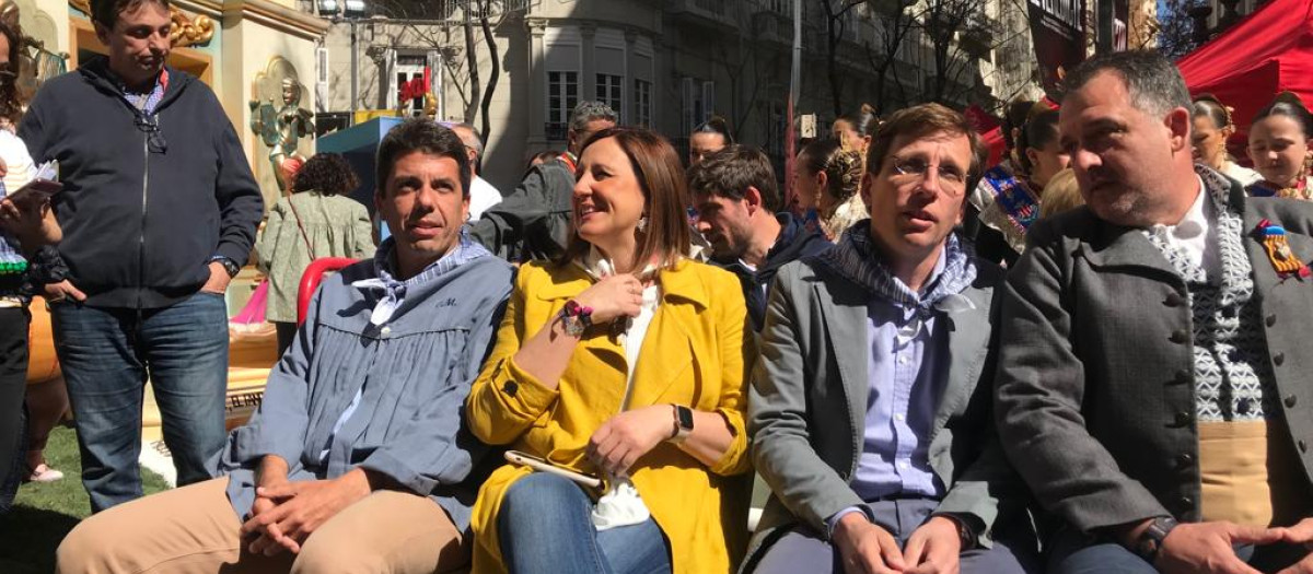 El alcalde de Madrid, José Luis Martínez Almeida, visitando una falla junto a María José    M.  
Catalá.