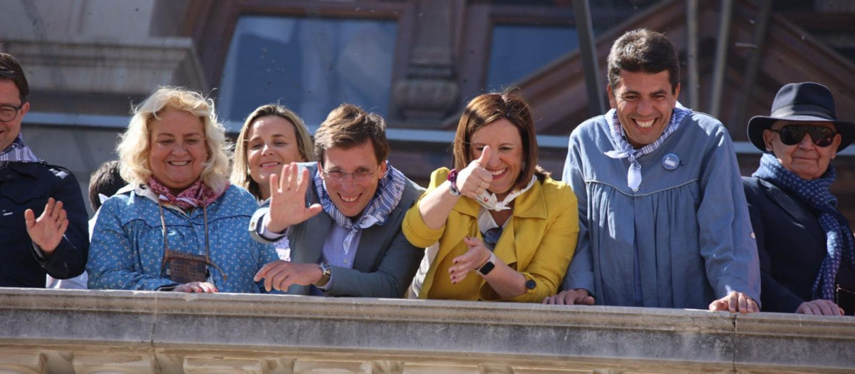 El alcalde de Madrid, José Luis Martínez Almeida, saluda a los valencianos desde el balcón del Ayuntamiento tras la mascletà.