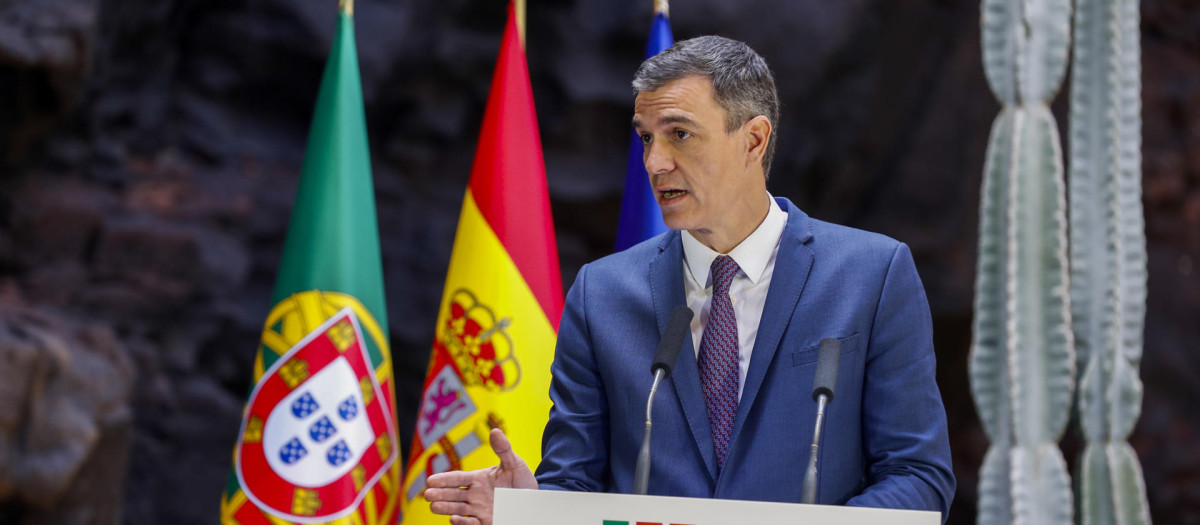 El presidente del Gobierno de España, Pedro Sánchez durante la 34 edición la Cumbre Hispano-Portuguesa, celebrada este miércoles en los Jameos del Agua (Lanzarote), un tubo volcánico transformado por el artista César Manrique (1919-1992) en un auditorio y en uno de los centros turísticos de referencia en la isla. EFE/ Elvira Urquijo A.