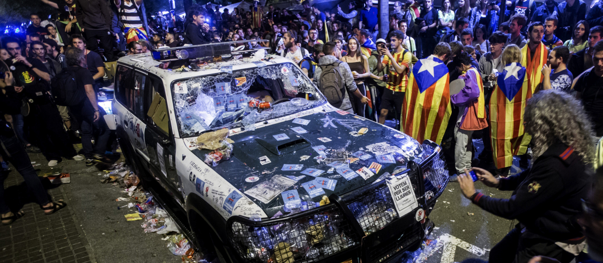 Aspecto de uno de los coches de la Guardia Civil que realizaban un registro con motivo del 1-O en la sede de la consejería de Economía de la Generalitat de Cataluña