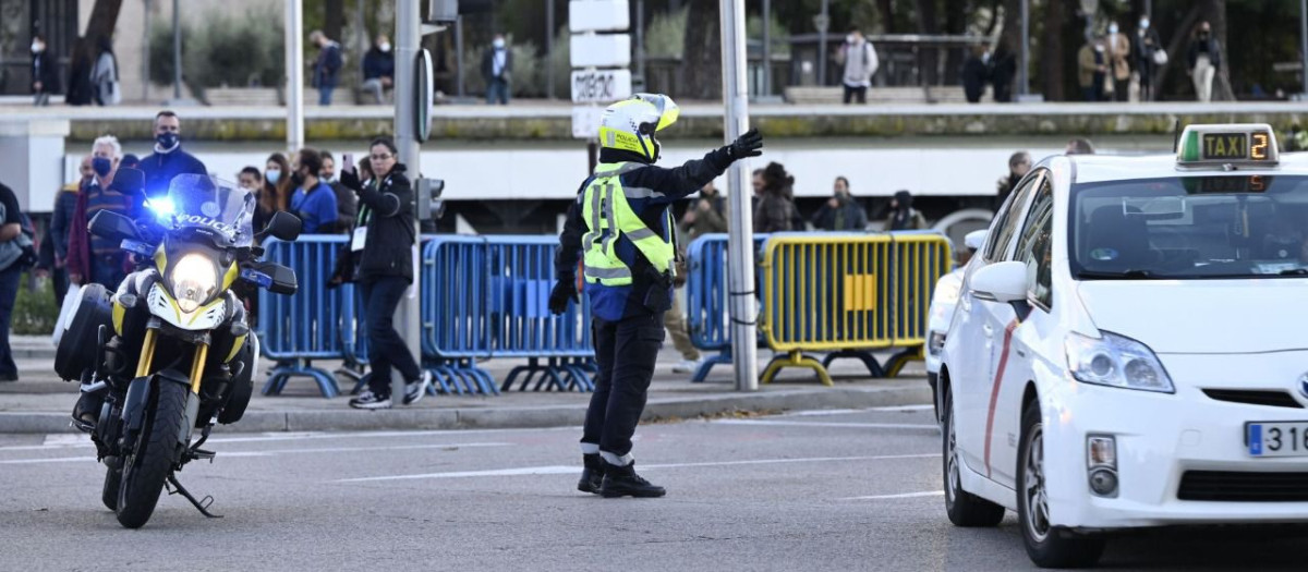 Un agente de movilidad corta el tráfico en Madrid