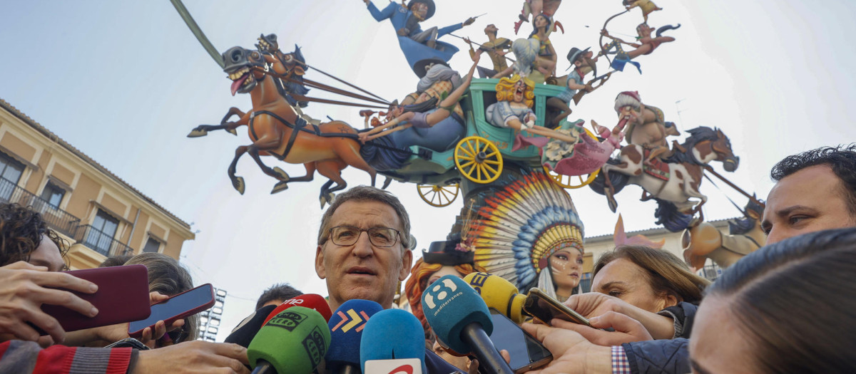 El presidente del PP, Alberto Núñez Feijóo , realiza declaraciones tras visitar la Falla Convento Jerusalén – Matemático Marzal