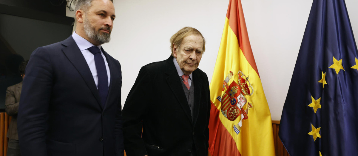 Santiago Abascal y Ramón Tamames en la rueda de prensa desde el Congreso