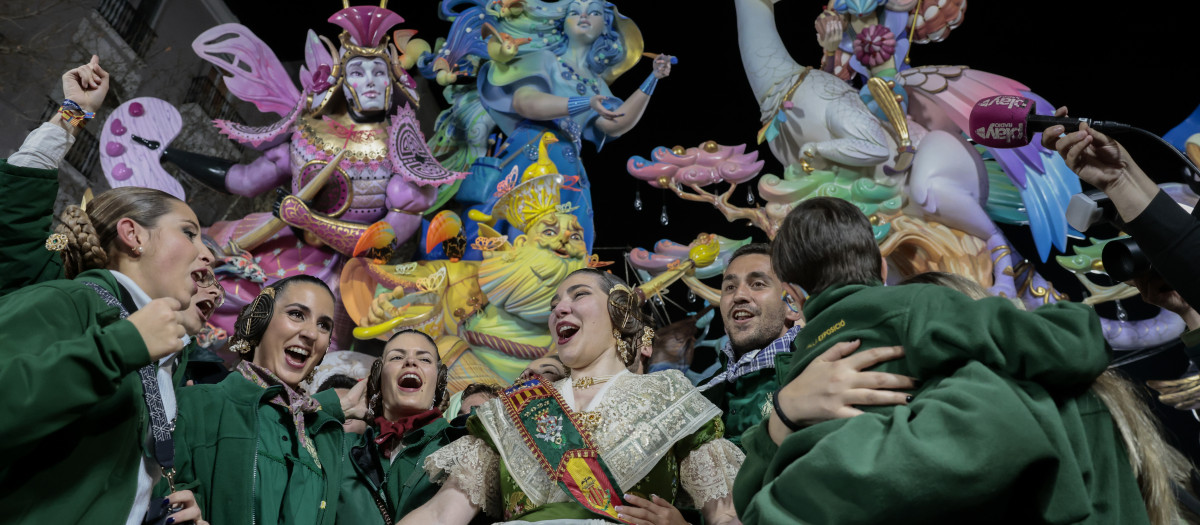 Los falleros de la falla de Exposición-Micer Mascó celebran que su monumento haya sido elegido como el mejor de cuantos participan en la Sección Especial en las Fallas de 2023 y debuta en el grupo de las comisiones galardonadas con el premio más importante, al alzarse con él por primera vez en toda su historia. EFE/Ana Escobar