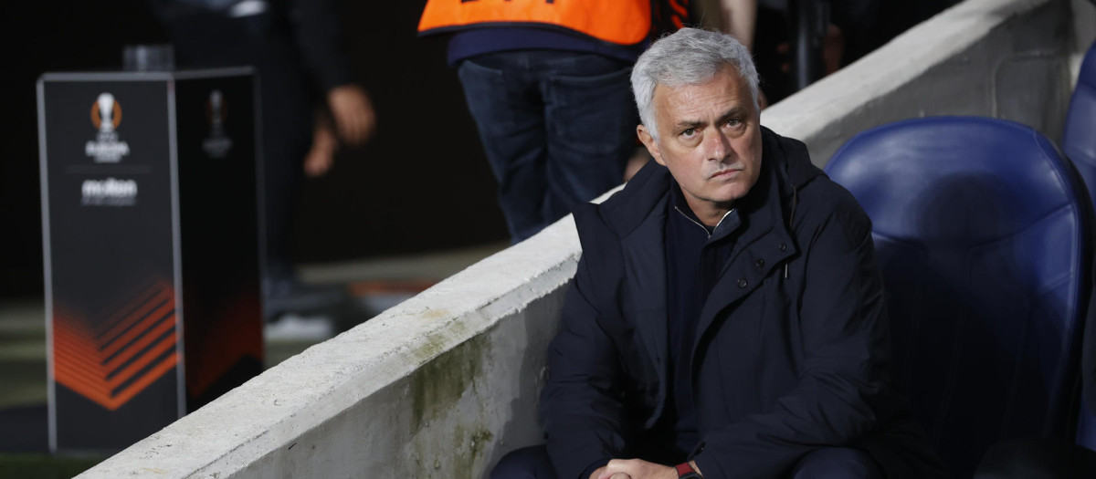 José Mourinho, en el banquillo del estadio de Anoeta