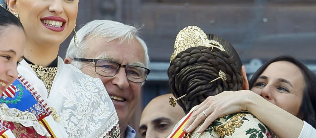 El alcalde de Valencia, Joan Ribó, junto a las falleras mayores en el Balcón del Ayuntamiento.