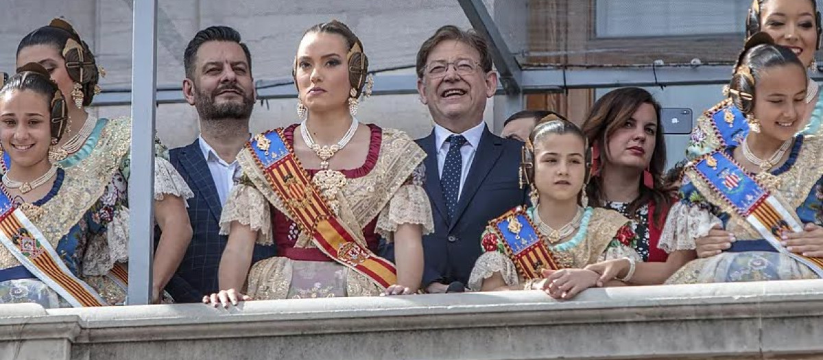 El presidente de la Comunidad Valenciana, Ximo Puig, en el balcón del Ayuntamiento disfrutando de una mascletà.