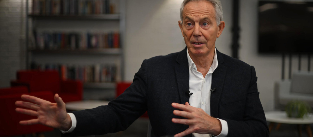 GRAF2305. LONDRES (REINO UNIDO), 18/03/2023.- El ex primer ministro británico Tony Blair rechazó en una entrevista con la Agencia EFE que la invasión rusa de Ucrania pueda equipararse en modo alguno con la guerra en Irak que su gobierno lanzó hace ahora 20 años, junto con Estados Unidos pese a que ninguna de ellas contó con el aval de la ONU. EFE/AFP Photo/Daniel Leal