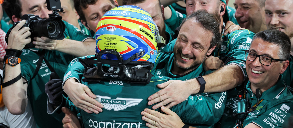 Fernando Alonso se abraza a sus mecánicos tras el podio en Arabia Saudí