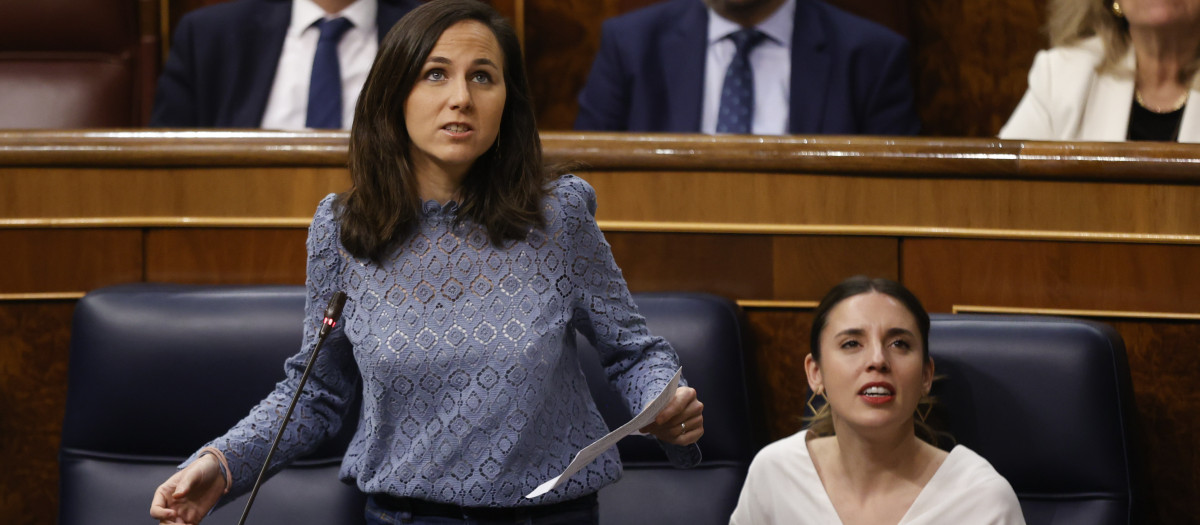 Las ministras de Asuntos Sociales y Agenda 2030, Ione Belarra e Igualdad, Irene Montero (d), durante una sesión de control