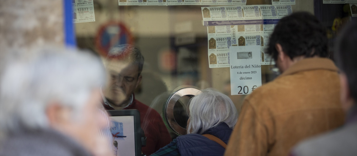 Varias personas hacen cola para comprar lotería