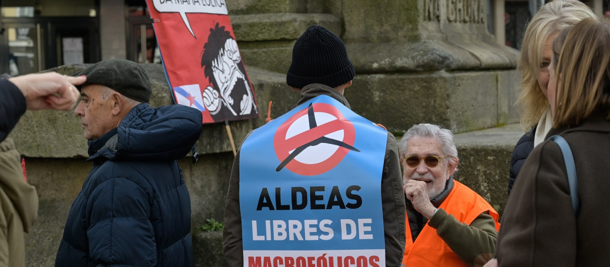 Varias personas protestan durante una manifestación convocada por la asociación ‘Savemos o Val de Barcia e o Monte Xalo’ contra los macroeólicos, a 29 de enero de 2023, en Carral, A Coruña, Galicia (España). Los afectados por nuevas autorizaciones ambientales de parques eólicos han vuelto a la calle para denunciar el impacto en la zona de los macromolinos de ‘As Encrobas’, ‘Meirama’ y ‘Meirama 76’ en los concellos de Carral, Meirama y Cercada. Además, denuncian que cuentan con 200 metros de altura que provocan ruido a 600 metros de aldeas enteras y afectan a la naturaleza