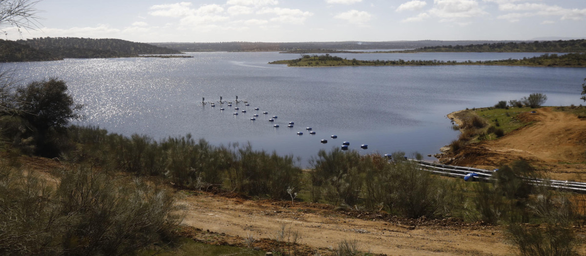 Imagen de los tubos en el embalse de La Colada que pertenece a la Confederación Hidrográfica del Guadiana