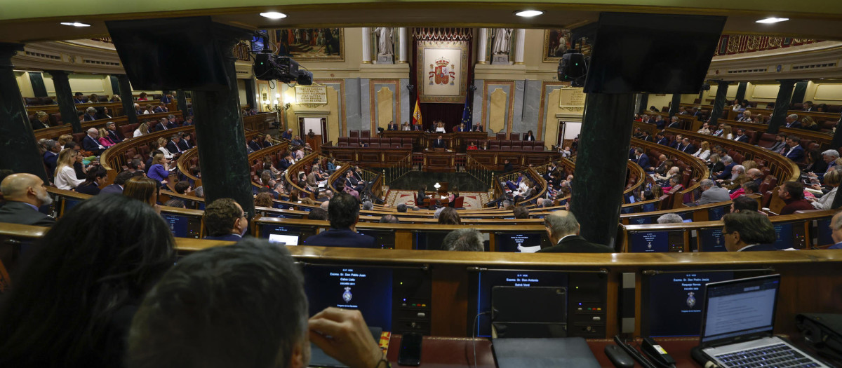 Vista del Congreso desde la última fila durante la moción de censura a Pedro Sánchez