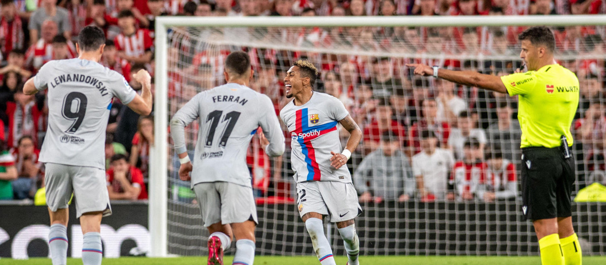 El colegiado Gil Manzano concede el primer gol conseguido por delantero brasileño del FC Barcelona, Raphinha