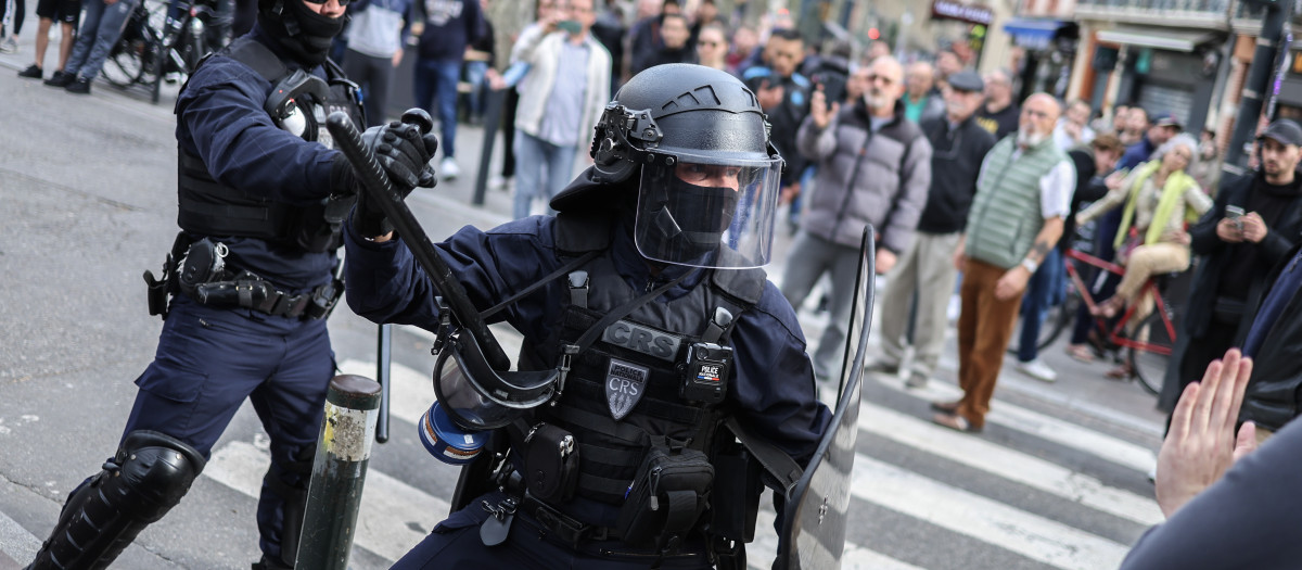 Policías del Cuerpo de Seguridad Republicano Francés (CRS - Compagnies Republicaines de Securite) chocan con manifestantes durante una manifestación