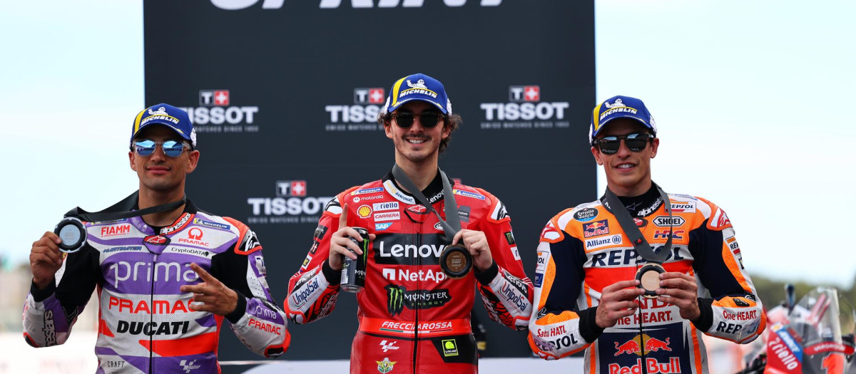 Francesco Bagnaia (centro), Jorge Martin (izquierda) y Marc Marquez posan en el podio de la carrera al sprint del Gran Premio de Portugal